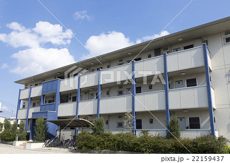 住宅　3階立て　アパート　イメージ　外観　青空　相続対策　減価償却　不動産投資　アパート経営 22159437