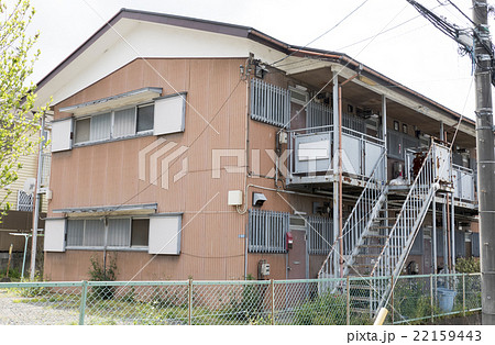 住宅　アパート　老朽化　2階建て　イメージ　錆　トタン 22159443