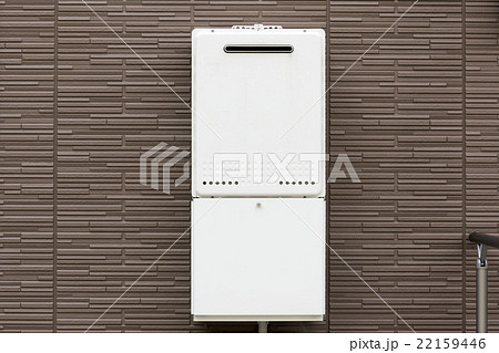 住宅　設備　給湯器　配管隠し　化粧カバーあり 22159446