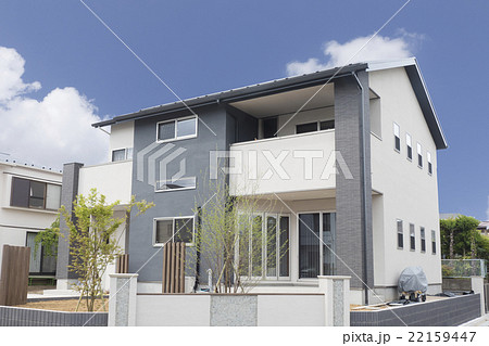 住宅　新築住宅　イメージ　青空　植栽 22159447