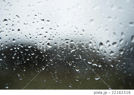 雨に濡れる窓の写真素材