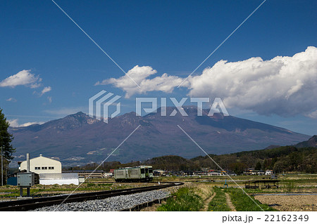 小海線と浅間山 22162349