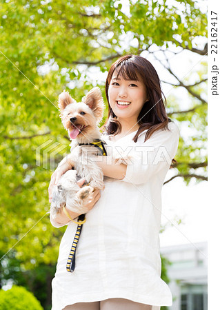 公園でリラックスする女性 公園でリラックスする女性 22162417