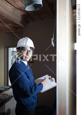 建築現場で壁を確認するビジネスマン 22163673