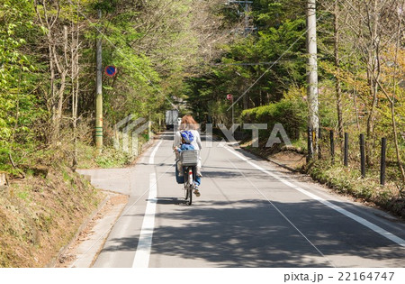 軽井沢で自転車に乗る親子 22164747