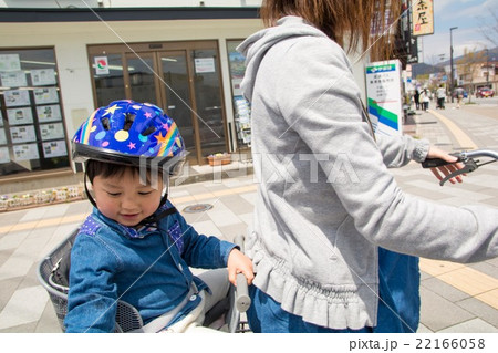 軽井沢で自転車に乗る親子 22166058