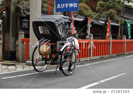 恵比寿神社と人力車 22167105