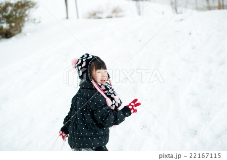 雪で遊ぶ子供 22167115