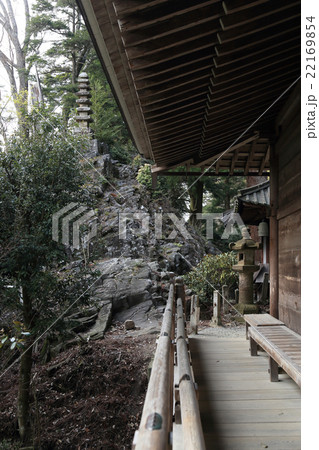 室生寺奥の院、「常燈堂」から見る、諸仏出現岩の頂上に建つ「七重石塔」 室生寺奥の院、「常燈堂」から見る、諸仏出現岩の頂上に建つ「七重石塔」 22169854