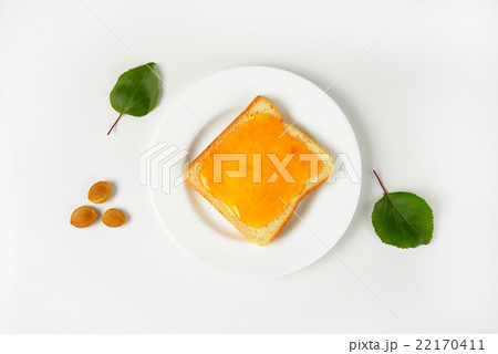 Bread with apricot jam 22170411
