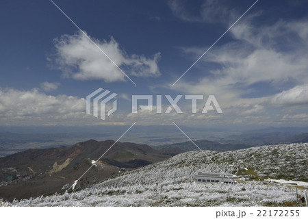 地蔵山から地蔵山頂駅と山形方面を眺める・春の蔵王（山形県） 22172255