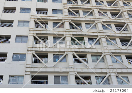 住宅 耐震補強 築40年 古いマンション 鉄骨ブレース 外付けブレースの写真素材