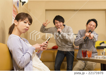 カラオケでつまらなそうにしている女性 22173970