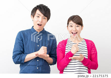 納得する男女 納得する男女 22175375