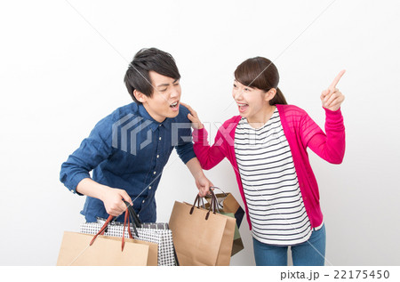 買い物をする男女 買い物をする男女 22175450