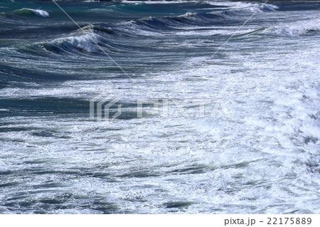 西伊豆大浜海水浴場沖の波 西伊豆大浜海水浴場沖の波 22175889