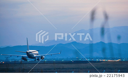 夕暮れの仙台空港と蔵王連峰 22175943