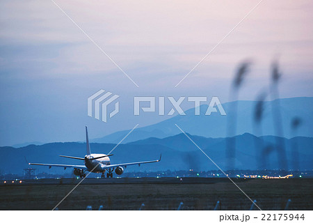 夕暮れの仙台空港と蔵王連峰 22175944