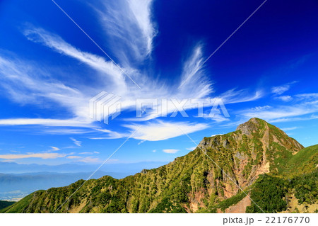 八ヶ岳連峰 阿弥陀岳と秋雲の写真素材