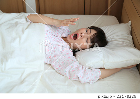 布団で熟睡する女性 22178229