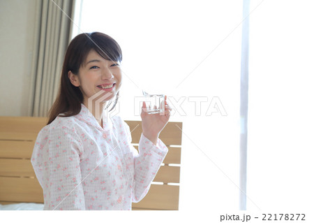 コップの水を飲むパジャマの女性 コップの水を飲むパジャマの女性 22178272
