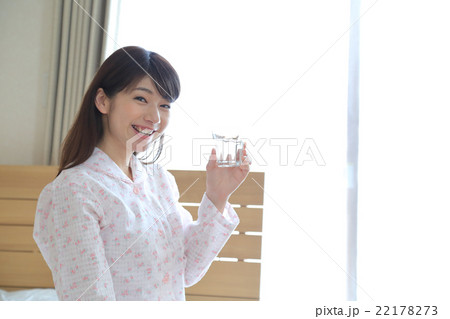 コップの水を飲むパジャマの女性 コップの水を飲むパジャマの女性 22178273