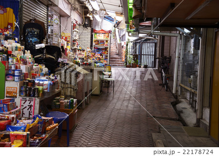 沖縄 那覇市 アーケード 商店街 中央市場通り 店舗 商店の写真素材