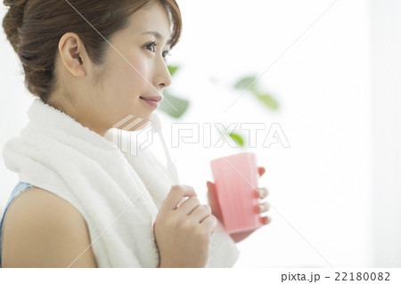歯磨きをする女性 22180082