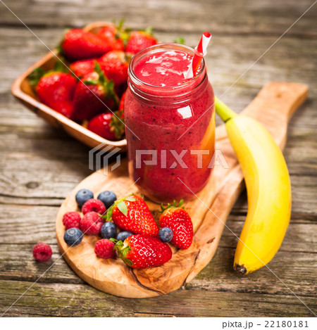 Fresh berry smoothie 22180181