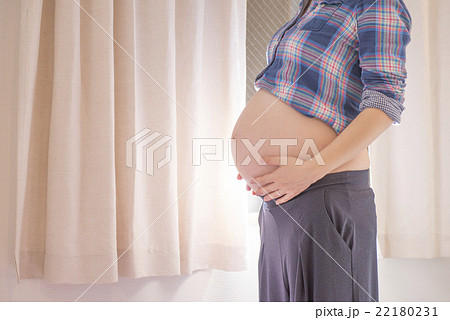 臨月を迎えた女性のお腹の写真素材
