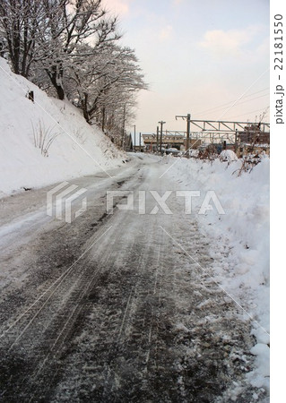 アイスバーン状態の坂道 22181550