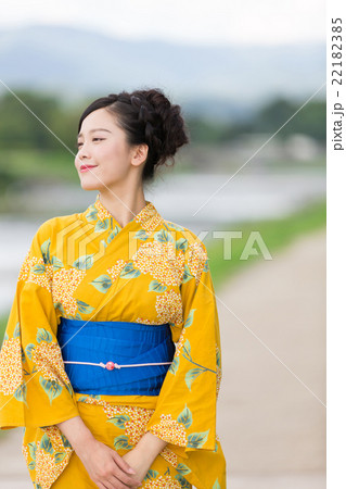 浴衣を着た女性 浴衣を着た女性 22182385