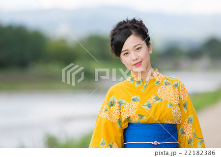 浴衣を着た女性 浴衣を着た女性 22182386