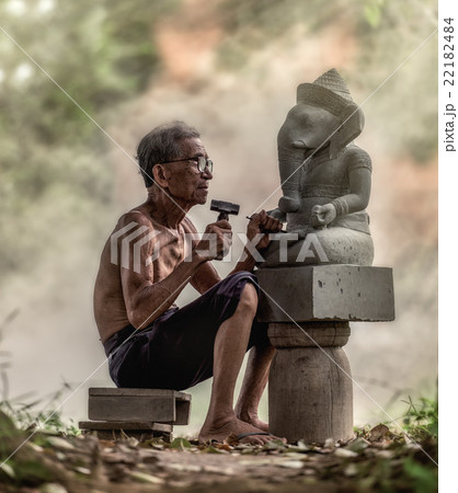 Stone carver 22182484