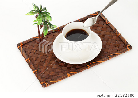 ココナッツオイルとコーヒー　トロピカルイメージ 22182980