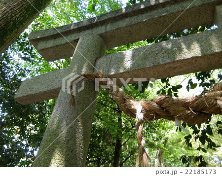 高尾神社の鳥居としめ縄 斜め の写真素材