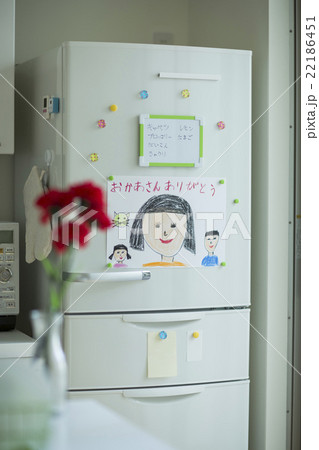 冷蔵庫に貼られた子供の絵の写真素材