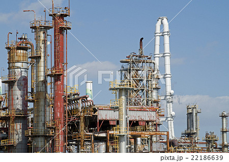 精油所の蒸留塔群 22186639