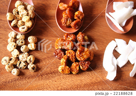 タイガーナッツ ゴールデンベリー ドライココナッツの写真素材