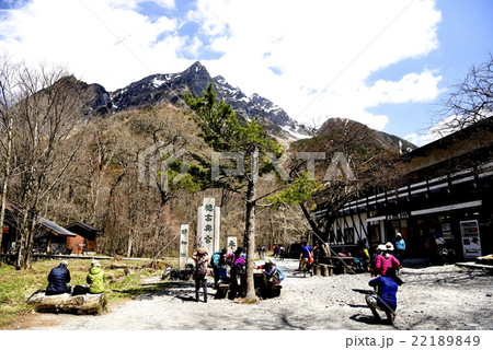 5月の明神岳と前穂高岳（撮影地：上高地、明神館前） 22189849
