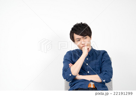 考え込む男性 22191299