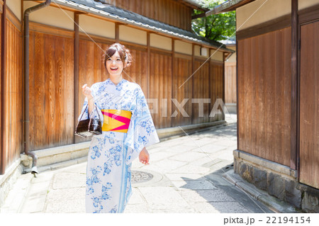 浴衣を着た女性 浴衣を着た女性 22194154
