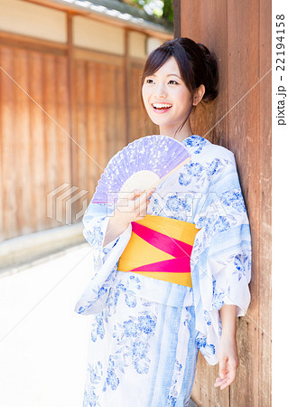 浴衣を着た女性 22194158