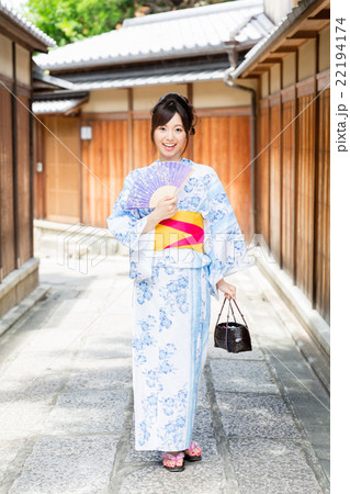 浴衣を着た女性 浴衣を着た女性 22194174