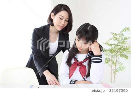 説明をする教師 説明をする教師 22197090