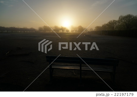 朝靄のグラウンド 22197179
