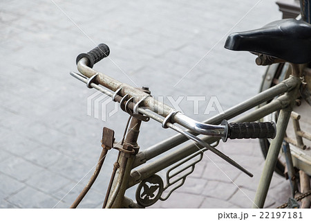 Handlebar of a dirty vintage bicycle 22197181