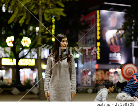 女性 ポートレート 夜 繁華街 名古屋 の写真素材