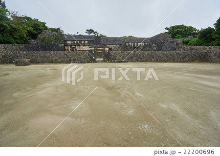 広々とした玉陵（たまうどぅん）の前庭、沖縄（超広角撮影） 22200696