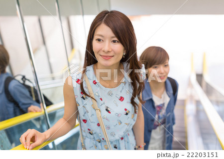 エスカレーターに乗る二人 22203151